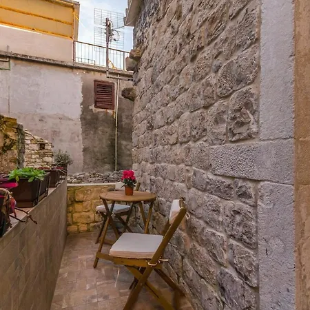 Stone In Center Apartment
