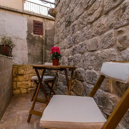 Stone In Center * Kastela