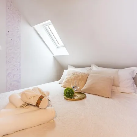 Stone In Center Apartment *