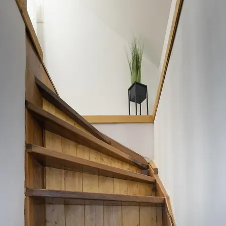 Apartment Stone In Center *