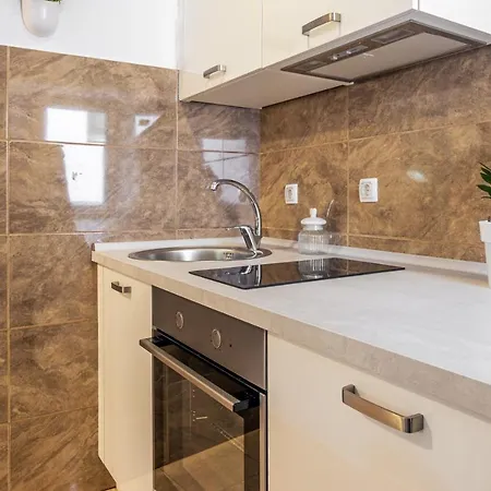 Apartment Stone In Center